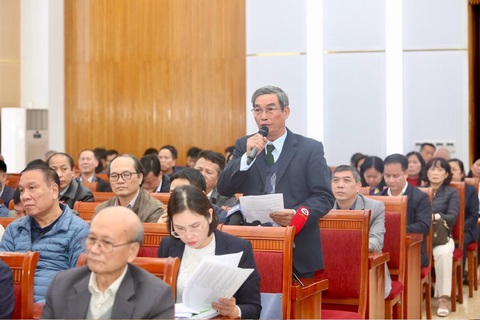 Bí thư Hà Nội: 'Khổ đủ thứ' vì nội đô quá đông, ưu tiên phát triển đô thị vệ tinh- Ảnh 2. Cử tri quận Hoàng Mai kiến nghị với các đại biểu Quốc hội - Ảnh: QUANG VIỄN