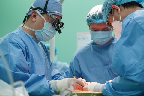 Các bác sĩ Bệnh viện Đại học Y dược TP.HCM trong một ca ghép tạng - Ảnh: BVCC Các bác sĩ Bệnh viện Đại học Y dược TP.HCM trong một ca ghép tạng - Ảnh: Bệnh viện cung cấp