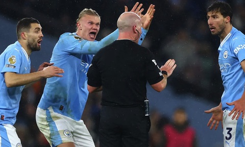 Haaland thoát nạn, Man City đối diện án phạt nặng từ FA- Ảnh 1. Haaland tức giận với trọng tài trong trận hòa của Man City - Ảnh: REUTERS