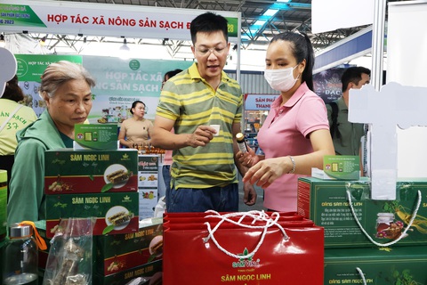 4.000 doanh nghiệp Đà Nẵng tham gia tháng khuyến mại kích cầu mua sắm- Ảnh 1. Người dân tìm hiểu sản phẩm tại các gian hàng OCOP, sản phẩm đặc trưng - Ảnh: LÊ TRUNG