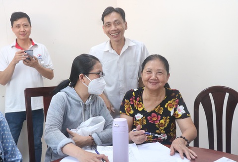 Tân Bình chi hỗ trợ người dân khu đất sắp xây cụm trường chuẩn quốc gia- Ảnh 1. Người dân được cán bộ công chức phường hướng dẫn hoàn thành các thủ tục - Ảnh: CẨM NƯƠNG