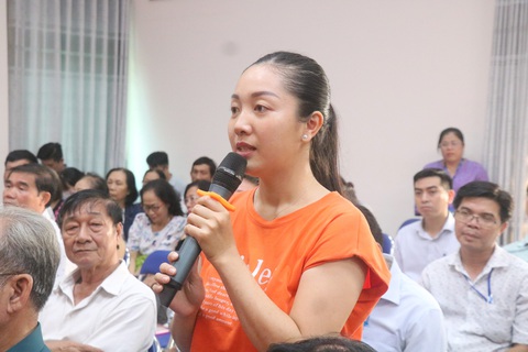 Cử tri Tân Bình mong dự án cụm trường học chuẩn quốc gia nhanh triển khai- Ảnh 1. Cử tri phát biểu tại buổi tiếp xúc - Ảnh: CẨM NƯƠNG
