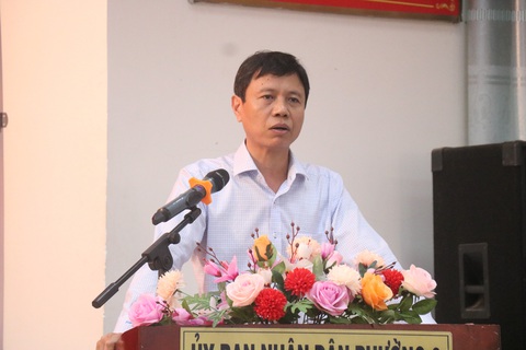 Cử tri Tân Bình mong dự án cụm trường học chuẩn quốc gia nhanh triển khai- Ảnh 2. Ông Nguyễn Bá Thành, chủ tịch UBND quận Tân Bình, phát biểu tại buổi tiếp xúc - Ảnh: CẨM NƯƠNG