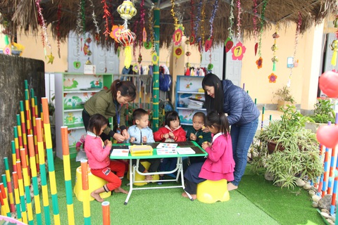 Lai Châu phấn đấu không còn phòng học tạm, học nhờ- Ảnh 1. Một buổi học của các em học sinh trường mầm non xã Sì Lờ Lầu, huyện Phong Thổ, tỉnh Lai Châu - Ảnh: C.TUỆ