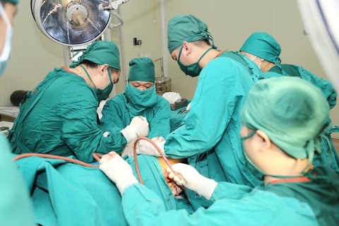 Các bác sĩ Bệnh viện Đa khoa Đức Giang (Hà Nội) cấp cứu bệnh nhân - Ảnh: BVCC Các bác sĩ Bệnh viện Đa khoa Đức Giang (Hà Nội) cấp cứu bệnh nhân - Ảnh: BVCC