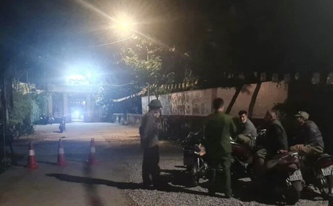 Hai nữ sinh bị đâm chết và một người bị thương, thủ phạm tự tử bất thành- Ảnh 1. Lực lượng chức năng bảo vệ hiện trường xảy ra vụ án - Ảnh: Người dân cung cấp