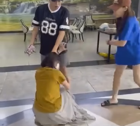 Đoàn luật sư đề nghị xử lý hoa khôi Trường ĐH Kinh tế -Tài chính mạo danh luật sư, đánh người- Ảnh 1. Nữ sinh viên mạo danh luật sư (áo xanh) và T.Đ.T.T. (áo đen) hành hung chị M. tại chung cư La Bonita