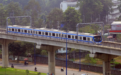 Cần hơn 86.000 tỉ đồng kéo dài tuyến metro số 1 kết nối Bình Dương và Đồng Nai- Ảnh 2. Metro số 1 dự kiến khai thác thương mại vào tháng 7-2024. Trong ảnh: Tuyến metro số 1 đi qua đoạn ray trên cao ở TP Thủ Đức - Ảnh: CHÂU TUẤN
