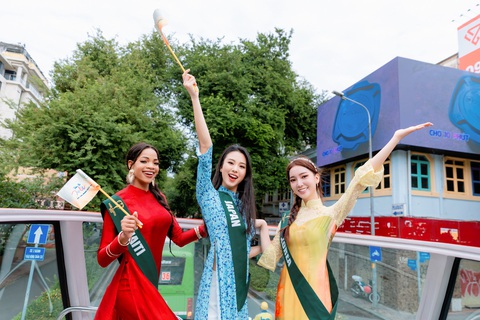 Trương Ngọc Ánh và thí sinh Miss Earth 2023 diện áo dài tham quan TP- Ảnh 4.
