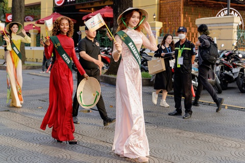 Trương Ngọc Ánh và thí sinh Miss Earth 2023 diện áo dài tham quan TP- Ảnh 6. Sự đồng hành của Miss Earth 2023 cùng Tuần lễ du lịch TP.HCM tạo một cơ hội quý giá giúp những thông điệp về bảo vệ môi trường và sự phát triển bền vững sẽ được lan tỏa rộng rãi, góp phần xây dựng thành phố xanh, phát triển, hấp dẫn đối với du khách quốc tế.