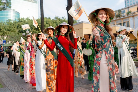 Trương Ngọc Ánh và thí sinh Miss Earth 2023 diện áo dài tham quan TP- Ảnh 5. Sự xuất hiện của 90 thí sinh Hoa hậu Trái đất - Miss Earth 2023 trong trang phục áo dài truyền thống thu hút sự quan tâm đông đảo của khán giả.