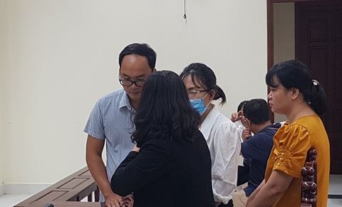 Bị cáo Minh và người thân mong gia đình nữ sinh tử vong trong vụ tai nạn giao thông tha thứ - Ảnh: DUY THANH Bị cáo Minh và người thân mong gia đình nữ sinh tử vong trong vụ tai nạn giao thông tha thứ - Ảnh: DUY THANH