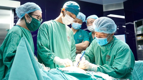 Các bác sĩ thực hiện phẫu thuật nội soi một lỗ u nang ống mật chủ cho bệnh nhi - Ảnh: BVCC Các bác sĩ thực hiện phẫu thuật nội soi một lỗ u nang ống mật chủ cho bệnh nhi - Ảnh: BVCC