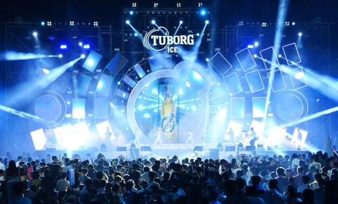 Nghiêng chai Tuborg về phía cuộc vui- Ảnh 1. Nghiêng chai Tuborg về phía cuộc vui- Ảnh 1.