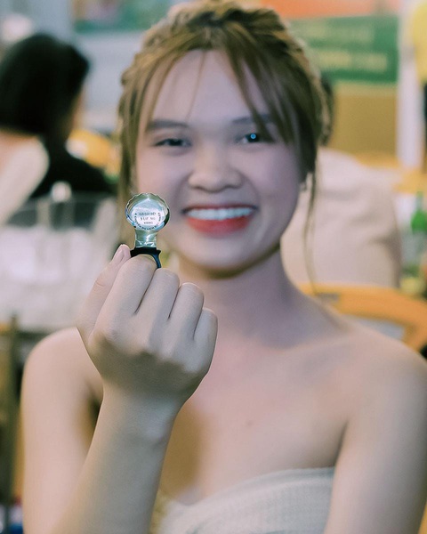 Nghiêng chai Tuborg về phía cuộc vui- Ảnh 2. Bạn nữ may mắn tại quận 10 (TP.HCM) đã giành giải đặc biệt trị giá đến 500 triệu đồng từ Tuborg