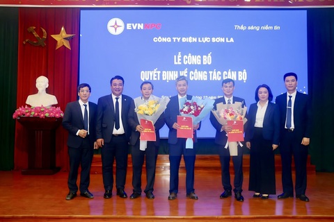 Điện lực Sơn La công bố quyết định về công tác cán bộ- Ảnh 1. Điện lực Sơn La công bố quyết định về công tác cán bộ- Ảnh 1.