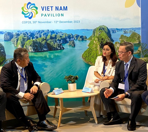 VietinBank gặp gỡ song phương với các đối tác lớn tại COP28- Ảnh 1. Chủ tịch hội đồng quản trị VietinBank Trần Minh Bình và lãnh đạo MUFG (trái) thảo luận về các cơ hội hợp tác trong lĩnh vực tài chính bền vững - Ảnh: VTB