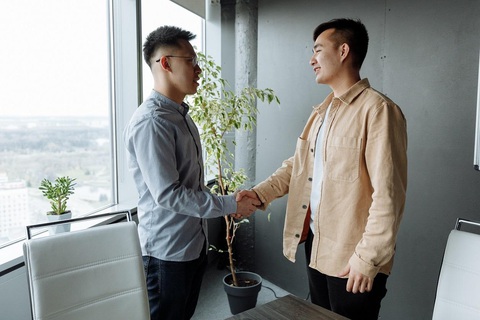 Thương lượng vị trí mới sao cho chuẩn- Ảnh 1. Thương lượng đúng người, đúng cách là bàn đạp cho sự nghiệp - Ảnh: Pexels.