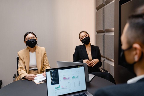 Thương lượng vị trí mới sao cho chuẩn- Ảnh 2. Hãy khiến lãnh đạo công ty thấy được lợi ích từ các đề xuất của bạn - Ành: Pexels