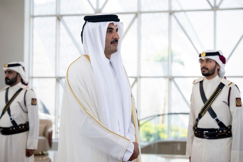 Qatar muốn Liên Hiệp Quốc buộc Israel chấm dứt chiến tranh với Hamas- Ảnh 1. Tiểu vương Qatar Tamim bin Hamad al-Thani tại cuộc họp với các lãnh đạo vùng Vịnh ngày 5-12 - Ảnh: REUTERS