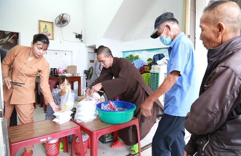 Thầy Pháp Minh và các tình nguyện viên chuẩn bị cơm tặng người gặp khó khăn - Ảnh: ĐOÀN NHẠN Thầy Pháp Minh và các tình nguyện viên chuẩn bị cơm tặng người gặp khó khăn - Ảnh: ĐOÀN NHẠN