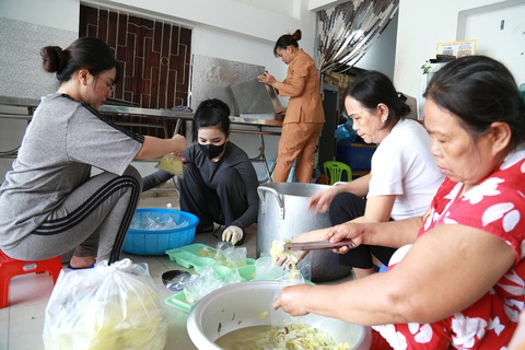Thức ăn được các tình nguyện viên làm rất sạch sẽ, ngon miệng Ảnh: ĐOÀN NHẠN Thức ăn được các tình nguyện viên làm rất sạch sẽ, ngon miệng - Ảnh: ĐOÀN NHẠN