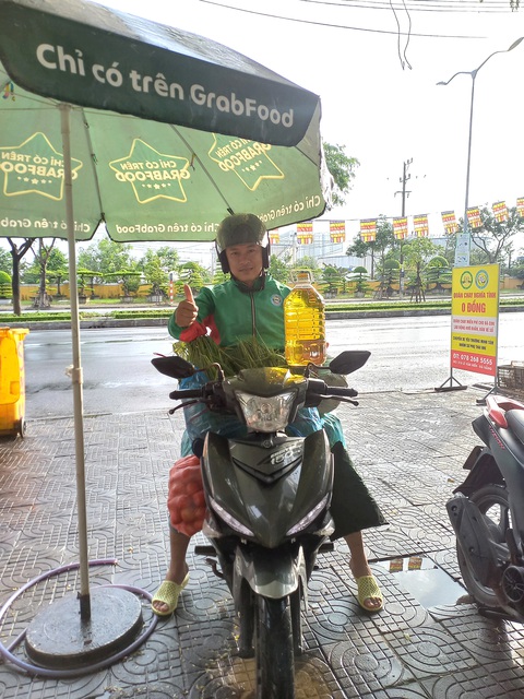 Thượng úy Nguyễn Anh Tuấn đi mua và quyên góp thêm rau củ quả chở đến tặng quán cơm - Ảnh: A.T. Thượng úy Nguyễn Anh Tuấn đi mua và quyên góp thêm rau củ quả chở đến tặng quán cơm - Ảnh: A.T.