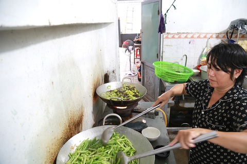Bà Tám mỗi ngày chạy xe máy mười mấy cây số đến giúp làm đầu bếp - Ảnh: ĐOÀN NHẠN Bà Tám mỗi ngày chạy xe máy mười mấy cây số đến giúp làm đầu bếp - Ảnh: ĐOÀN NHẠN