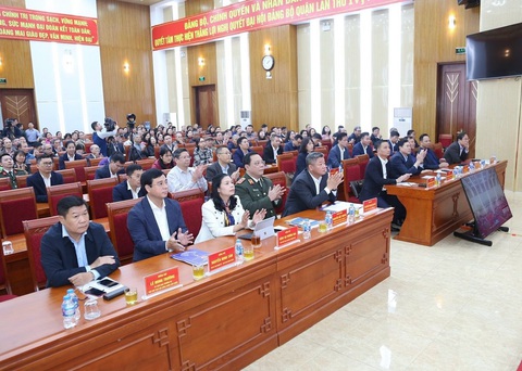 Bí thư Hà Nội: 'Khổ đủ thứ' vì nội đô quá đông, ưu tiên phát triển đô thị vệ tinh- Ảnh 1. Các đại biểu dự buổi tiếp xúc cử tri tại điểm cầu quận Hoàng Mai - Ảnh: QUANG VIỄN