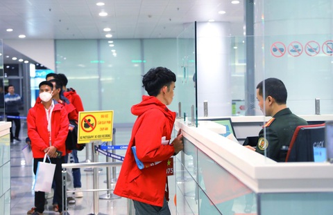 Đã sơ tán được 338 người Việt từ khu vực chiến sự Myanmar về nước- Ảnh 3. Người được sơ tán làm thủ tục nhập cảnh tại sân bay Nội Bài - Ảnh: TTXVN