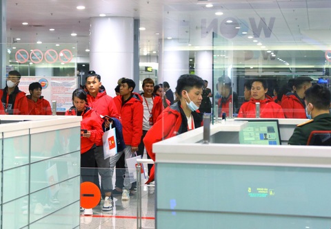 Nhóm công dân đầu tiên được sơ tán từ Myanmar làm thủ tục nhập cảnh tại sân bay Nội Bài rạng sáng 5-12 - Ảnh: TTXVN Nhóm công dân đầu tiên được sơ tán từ Myanmar làm thủ tục nhập cảnh tại sân bay Nội Bài rạng sáng 5-12 - Ảnh: TTXVN