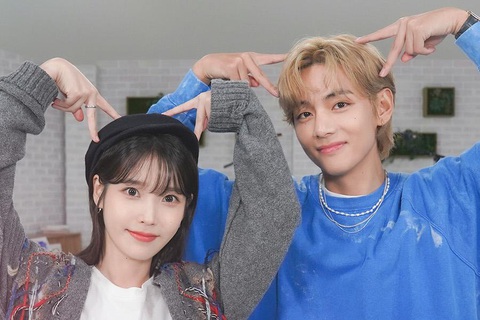 Ca sĩ IU (bìa trái) và ca sĩ V của BTS - Ảnh: SOOMPI Ca sĩ IU (trái) và ca sĩ V của BTS - Ảnh: SOOMPI