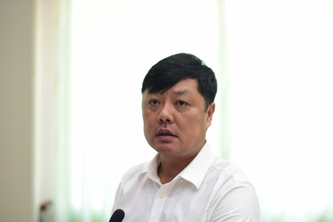 Phó giám đốc Công an TP.HCM trao đổi băn khoăn của cử tri về 'thu thập mống mắt'- Ảnh 1. Thượng tá Nguyễn Đình Dương, phó giám đốc Công an TP.HCM, trao đổi với cử tri một số thông tin về Luật Căn cước - Ảnh: T.L.