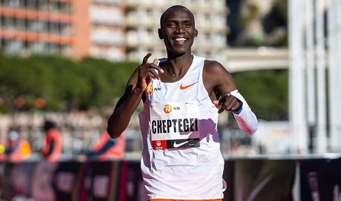 Kỷ lục gia 10.000m không đứng dậy nổi sau khi chạy giải marathon- Ảnh 1. Joshua Cheptegei lần đầu tiên tham gia cuộc thi Valencia Marathon 2023 - Ảnh: ATHLETICS