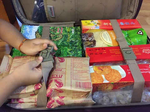Gói mì Miliket, một trời tuổi thơ đi cùng năm tháng- Ảnh 2. Mì tôm gói giấy Miliket trong hành trang trước khi lên đường sang Paris của một người Việt - Ảnh: THỦY OCG
