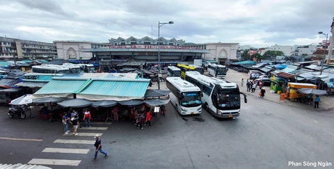 Nha Trang giải trình gì về kiểm định chợ Đầm tròn 'chưa chính xác' trước đây?- Ảnh 1. Chợ Đầm tròn Nha Trang hiện đang bị đóng cửa, bên ngoài chợ thì có phần lộn xộn, bát nháo - Ảnh: PHAN SÔNG NGÂN