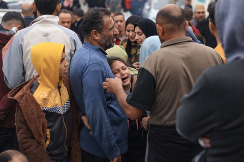 Người Palestine khóc thương cho người thân thiệt mạng sau cuộc tấn công của Israel ở miền nam Gaza ngày 5-12 - Ảnh: AFP Người Palestine khóc thương cho người thân thiệt mạng sau cuộc tấn công của Israel ở miền nam Gaza ngày 5-12 - Ảnh: AFP