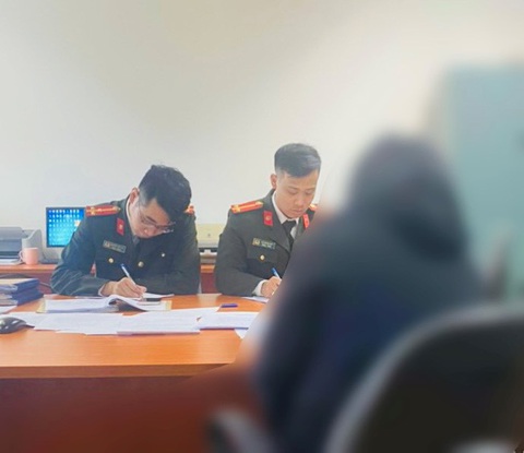 Xử phạt người phụ nữ tung tin 'Bệnh viện 105 xét nghiệm kẹo dương tính ma túy'- Ảnh 1. Công an thị xã Sơn Tây đã làm việc với người đăng tải thông tin sai sự thật - Ảnh: Công an cung cấp