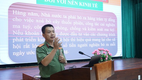 Đưa thanh thiếu niên hư đi tham quan trường giáo dưỡng- Ảnh 4. Cán bộ Công an quận Hải Châu tuyên truyền pháp luật cho các thanh thiếu niên - Ảnh: Đ.C.