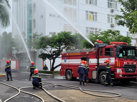 Lực lượng cảnh sát phòng cháy chữa cháy và cứu nạn cứu hộ Công an tỉnh Khánh Hòa triển khai đội hình luyện tập chữa cháy bằng xe Hàn Quốc vừa tặng - Ảnh: TRẦN HƯỚNG Lực lượng cảnh sát phòng cháy chữa cháy và cứu nạn cứu hộ Công an tỉnh Khánh Hòa triển khai đội hình luyện tập chữa cháy bằng xe do Hàn Quốc trao tặng - Ảnh: TRẦN HƯỚNG