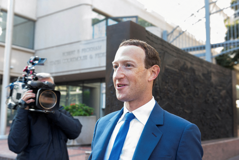 Ông Mark Zuckerberg rời tòa án liên bang sau khi tham dự Ông Mark Zuckerberg rời tòa án liên bang ở bang California, Mỹ vào ngày 20-12-2022 - Ảnh: REUTERS