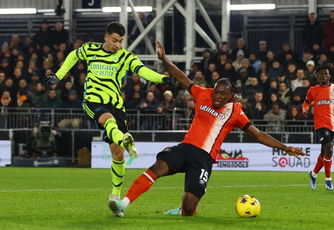 Thắng nghẹt thở Luton Town, Arsenal vẫn đứng đầu Premier League- Ảnh 2. Arsenal nhập cuộc với sự chủ động - Ảnh: REUTERS