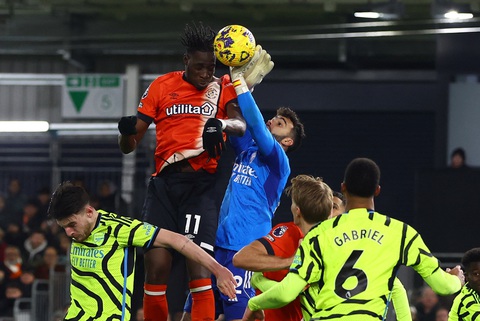 Thắng nghẹt thở Luton Town, Arsenal vẫn đứng đầu Premier League- Ảnh 3. Sai lầm của Raya giúp cho Luton Town có bàn thắng thứ 2 - Ảnh: REUTERS