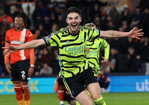 Thắng nghẹt thở Luton Town, Arsenal vẫn đứng đầu Premier League- Ảnh 4. Declan Rice tỏa sáng ở phút bù giờ giúp Arsenal giữ lại 3 điểm - Ảnh: REUTERS