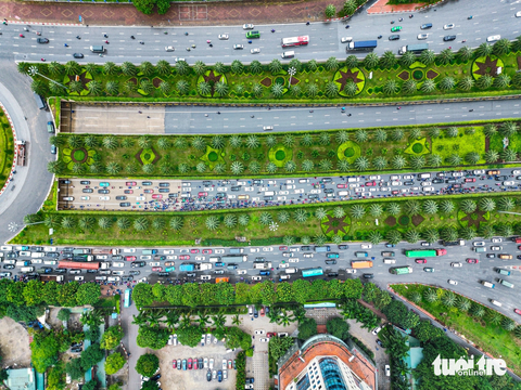 Sáng nay, nhiều tuyến đường Hà Nội kẹt cứng trong mưa lạnh- Ảnh 1. Hàng dài xe cộ nối đuôi nhau tại điểm đầu đại lộ Thăng Long