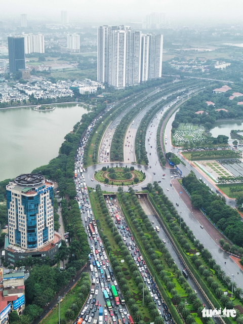 Sáng nay, nhiều tuyến đường Hà Nội kẹt cứng trong mưa lạnh- Ảnh 2. Đại lộ Thăng Long hướng về Trần Duy Hưng - vành đai 3 sáng 6-12 ùn tắc hơn 1km