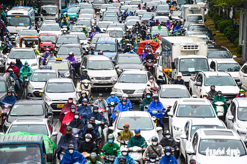 Sáng nay, nhiều tuyến đường Hà Nội kẹt cứng trong mưa lạnh- Ảnh 10. Gần 10h, trời ngớt mưa nhưng tình hình giao thông tại Ngã Tư Sở vẫn chưa giảm nhiệt. Trời rét, ẩm ướt lại tắc đường khiến nhiều người tham gia giao thông cảm thấy mệt mỏi ngay trong buổi sáng