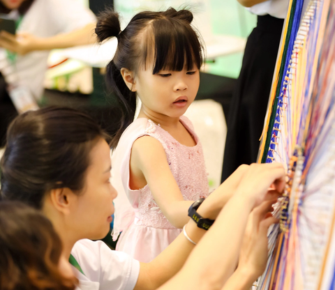 ‘Nhắm Mắt, Mở Mắt’ - Ca khúc xúc động tặng cho bệnh nhân khiếm khuyết mắt- Ảnh 1. ‘Nhắm Mắt, Mở Mắt’ - Ca khúc xúc động tặng cho bệnh nhân khiếm khuyết mắt- Ảnh 1.