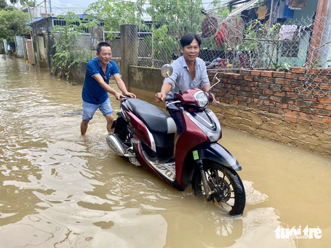 Quy hoạch, chống ngập thế nào cho khu vực ga đường sắt cũ Đà Nẵng?- Ảnh 1. Dân vùng ngập đường Mẹ Suốt, Đà Nẵng trở về nhà sau đợt mưa lớn tháng 10 vừa qua - Ảnh: TRƯỜNG TRUNG