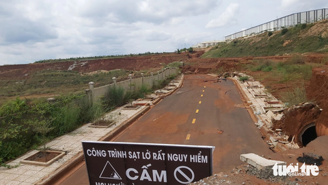 Vụ sạt trượt khiến công trình bị đình trệ, thiệt hại 75 tỉ đồng - Ảnh: TRUNG TÂN Vụ sạt trượt khiến công trình bị đình trệ, thiệt hại 75 tỉ đồng - Ảnh: TRUNG TÂN